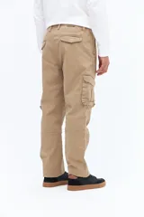 Pantalón cargo color beige con cintura clásica, bolsillos laterales con solapa y cierre de botón, y pasacintos. Diseño recto sin puños, confeccionado en algodón.