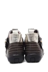 Bota baja estilo botín de cuero color rojo, con hebilla dorada y elástico negro.