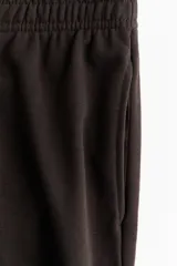 Pantalón de felpa liviana de mezcla de algodón, color marrón oscuro, de corte relajado con cintura elástica fruncida y piernas rectas.