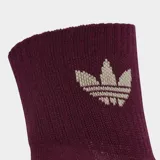 Pack de tres pares de medias Adidas de media caña con puño acanalado, en colores beige, blanco y bordó, con el logotipo del Trifolio bordado en el lateral.