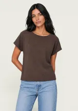 Blusa ligera de manga corta color marrón, con escote bote y diseño holgado.