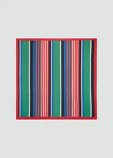 Pañuelo cuadrado de poliéster con diseño de rayas verticales multicolor y bordes en tono rojo.