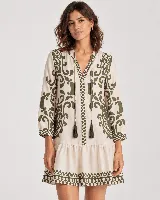 Vestido corto de color beige con diseño estampado en tono verde militar, escote en V con cordones y borlas colgantes, mangas largas y volado en el ruedo.