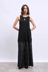 Musculosa larga de punto color negro, con cuello redondo.