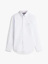 Camisa de corte regular confeccionada en popelín de mezcla de algodones color celeste con microestampado sutil. Presenta cuello camisero, mangas largas con puños abotonados y el logo bordado de Tommy Hilfiger en el pecho.