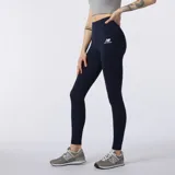 Calza deportiva New Balance de tiro alto, color azul marino, con logo de la marca estampado en blanco en la parte superior del muslo.
