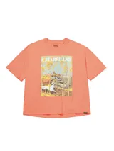 Remera Caterpillar de diseño boxy y mangas cortas, color naranja, con estampa frontal ilustrada y etiqueta con el logo de la marca en el dobladillo.