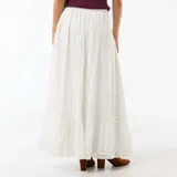 Falda larga acampanada color blanco, con detalles de inserciones de encaje de macramé y diseño escalonado.