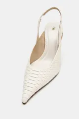 Zapato de tacón destalonado color blanco con textura en relieve efecto piel de serpiente, punta fina y tacón alto metalizado en tono dorado.