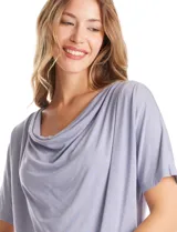 Remera de modal marca Philosophy, con diseño de cuello volcado y mangas cortas.