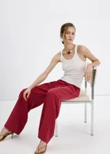 Pantalón de corte recto y tiro medio color bordó, confeccionado en lyocell, con trabillas en la cintura y bolsillos laterales.