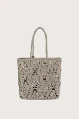 Bolsa tipo tote tejida en crochet con diseño de diamantes, color beige, con asas trenzadas y etiqueta colgante de cuero sintético color suela.