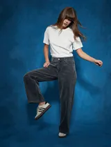 Jean Lerna Straight de corte recto, color negro con efecto lavado acid wash y tiro medio.