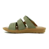 Sandalias de cuero color suela y marrón, con diseño de tres tiras cruzadas en el empeine y tira ajustable con velcro en el talón. Cuenta con suela plana y cómoda.