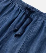 Short de jean azul con lazo en la cintura y bolsillos laterales.