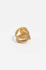Anillo dorado con diseño de serpiente en espiral, con textura de escamas detallada y acabado brillante.