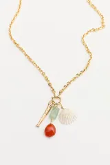 Collar de cadena dorada con dije principal tipo argolla del que cuelgan varios dijes: un pez dorado, una cuenta rectangular verde translúcida, una piedra roja en forma de gota y una concha marina blanca.