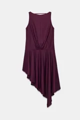 Vestido midi de color bordó, sin mangas, con cuello redondo y diseño asimétrico con frunces en el delantero.
