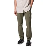 Pantalón cargo de corte recto en color verde oliva, con cintura ajustable mediante cordón y presilla utilitaria. Cuenta con múltiples bolsillos funcionales, incluyendo bolsillos laterales de carga con cierre de velcro y bolsillos de seguridad con cremallera, diseñados con tecnología repelente a la humedad.
