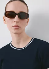 Camiseta de manga corta azul marino con cuello redondo y ribetes blancos en contraste.