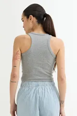 Musculosa negra corta, con cuello alto y corte ajustado.