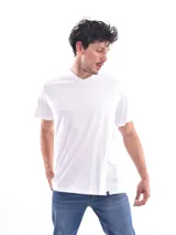 Remera blanca de corte regular con cuello en V y mangas cortas.