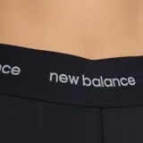 Short deportivo negro de tiro alto, con cintura elástica con logo de la marca.