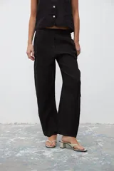 Pantalón negro de corte recto y tiro alto.