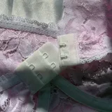 Conjunto de lencería de dos piezas color rosado, compuesto por un soutiene con aro y detalles de encaje, y una bombacha a juego.