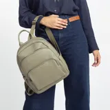 Mochila de tamaño mediano confeccionada en símil cuero color beige, con doble bolsillo frontal con cierre metálico, asa de mano superior y correas regulables de cinta tejida.