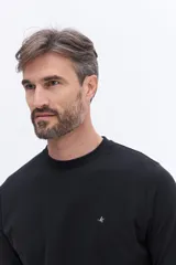 Remera de manga larga con escote redondo, corte regular y logo bordado en el pecho.