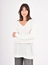 Buzo de tejido de punto con cuello en V, manga larga y diseño holgado.