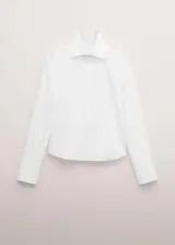 Camisa blanca de algodón, de corte clásico con cuello camisero, manga larga y cierre frontal con botones.