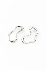 Par de aros colgantes de metal plateado con diseño orgánico e irregular de líneas curvas.