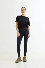 Calza legging color azul marino, de tiro alto y corte ajustado.