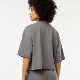 Buzo ancho gris de manga corta con nudo en la cintura.