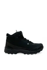 Bota de trekking Santa Barbara modelo Nolan, de caña media, color negro, con suela dentada y cordones.
