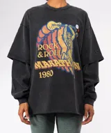 Camiseta de manga larga color gris oscuro con efecto lavado, cuello redondo y un gran estampado frontal de estilo vintage/rockero con la leyenda "ROCK & ROLL MARATHON 1980". Presenta un diseño de doble manga.