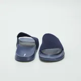 Chanclas de piscina azules con base plana y tira ancha con textura acanalada.