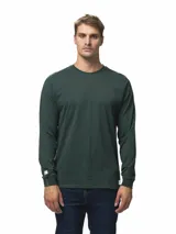 Remera de manga larga color verde oscuro, con cuello redondo y puños acanalados. Presenta un pequeño detalle de etiqueta cosida en el puño y en el ruedo.