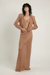 Chaqueta corta color marrón con lentejuelas, de crochet, con cuello sin solapas, hombreras y cierre frontal con botones en la cintura.