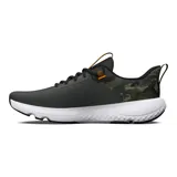 Championes de running Under Armour modelo Charged Revitalize, con diseño en tonos verde oliva y detalle de camuflaje en el talón. Presentan entresuela blanca con tecnología Charged Cushioning para mayor amortiguación y suela de goma negra.