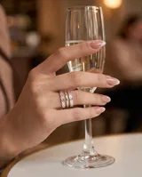 Set de tres anillos de acero con acabado texturizado y diseño ajustable.