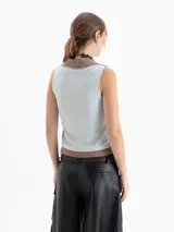 Musculosa de algodón pima, con cuello redondo y ajuste al cuerpo.