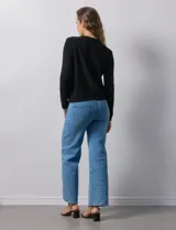 Cardigan tejido color blanco, marca Ninety. Escote a la base y abertura central con botones metálicos dorados. Delantera con bolsillos simulados con botón dorado.