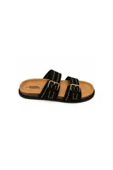 Sandalias planas Daniel Cassin modelo Isa, de color negro con dos tiras anchas ajustables mediante hebillas metálicas doradas y detalles de costuras decorativas. Posee plantilla anatómica estilo corcho y suela plana.