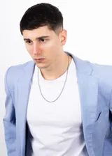 Cadena plateada de acero quirúrgico con eslabones entrelazados en forma de espiga.