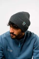 Gorro de lana Umbro Glacial de punto ribbed color gris oscuro, con vuelta y parche frontal con el logo de la marca.