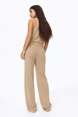 Pantalón de punto color marrón, de tiro medio con cintura elástica, cordón ajustable y corte ancho.