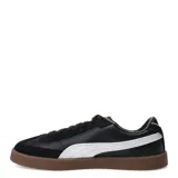 Championes Puma modelo Club II Era, de diseño retro con capellada en combinación de cuero y gamuza. Presentan el logo de la marca en dorado en el lateral, la icónica franja lateral en contraste blanco y una suela de goma color caramelo con textura.